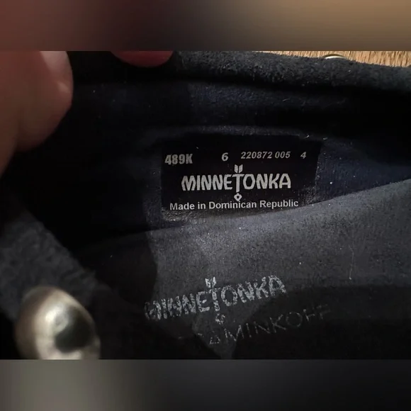 GUC Women’s Minnetonka X Rebecca Minkoff Moccasins Color Navy Size 6. - Picture 7 of 7